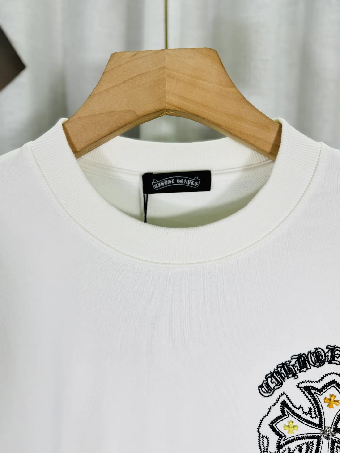 P260 top version, real shot without P, ​​different from market currency) 𝗖𝗵𝗿𝗼𝗺𝗲 𝗛𝗲𝗮𝗿𝘁𝘀/Cro Heart 2025 washed patch embroidery autumn and winter new original single counter American laser burnt 3D three-dimensional color embroidered couple casual sweatshirt 👑The highest version! Customized fabric 430g tripe terry fabric! American acid-washed and distressed original fabric laser burnt ✟appliqué embroidery and exquisite embroidery of letters! The best-selling model in the counter, very comfortable to wear. Accessories: original molded and authenticated collar label➕100% silk wash label. Genuine purchase-grade original hangtag➕matching hanging rope➕3D hanging beads➕original packaging bag. Craftsmanship: The original version has consistent wiring! The highest version of the armhole matching technique! Color: White Black Size: S M L XL Style Number: 25-355